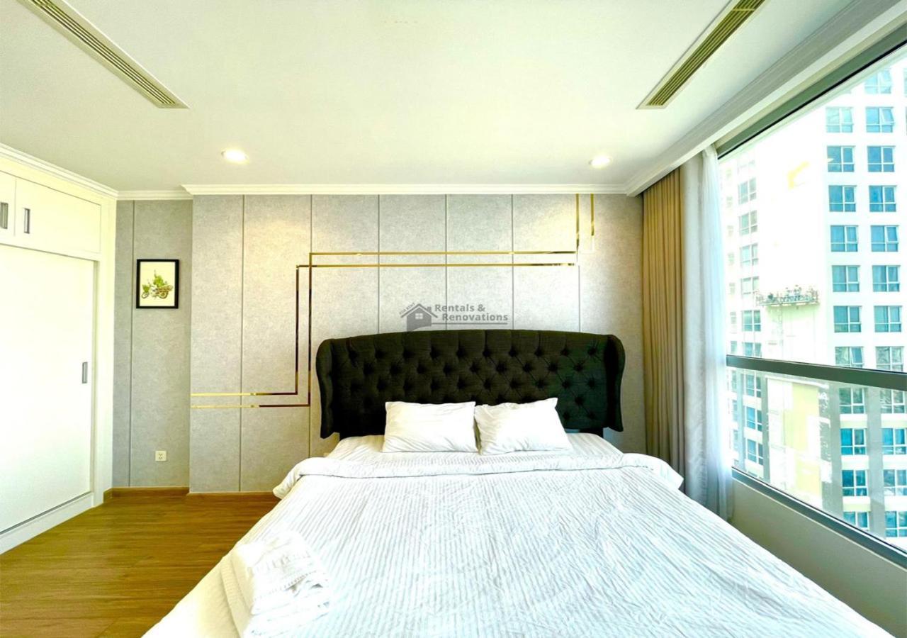 The Vinhomes Central Park Apartments - The Buildings Surrounding Landmark 81 Ho Chi Minh City Exterior photo
